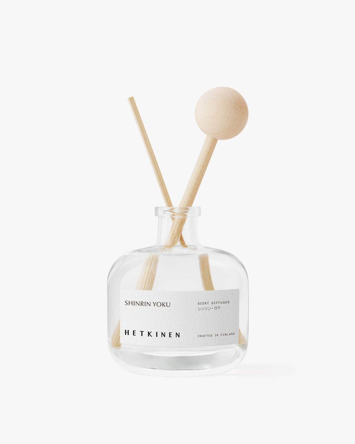 Hetkinen Shinrin Yoku in einer Glasflasche mit zwei eingesetzten Holzstäbchen, eines mit kugelförmigem Abschluss.