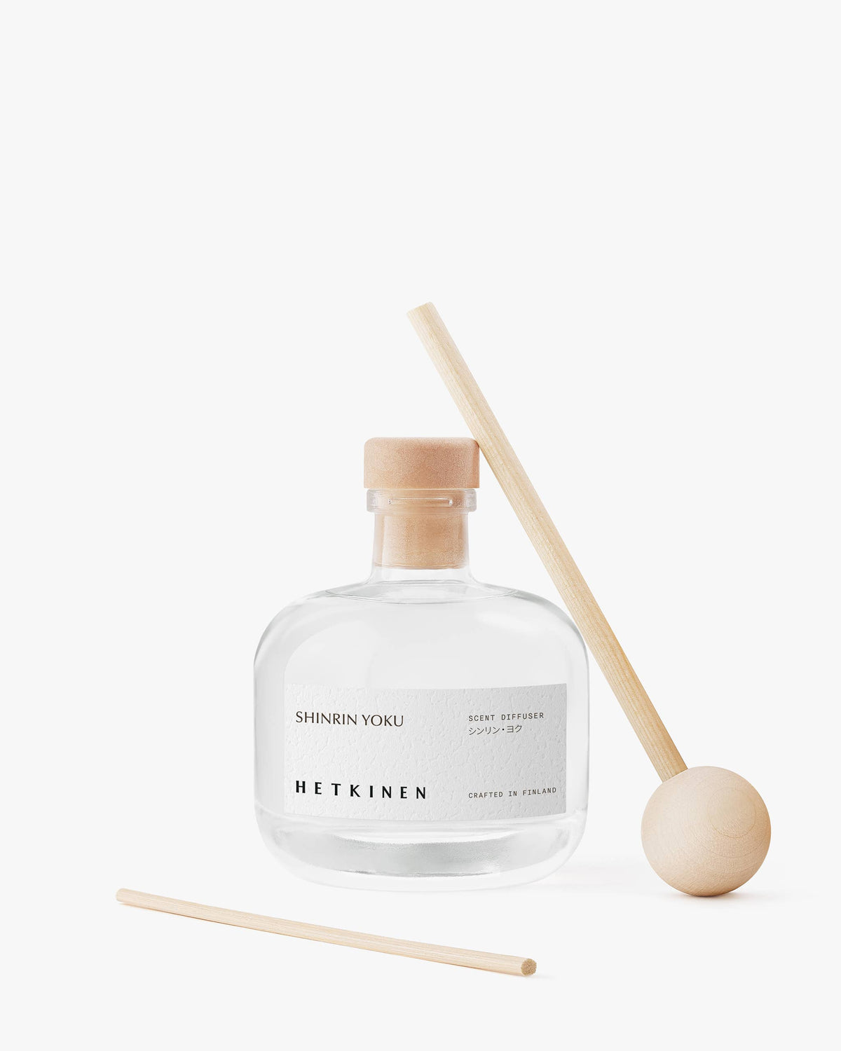 Verschlossene Shinrin-Yoku-Flasche von Hetkinen mit zwei danebenliegenden Holzstäbchen.